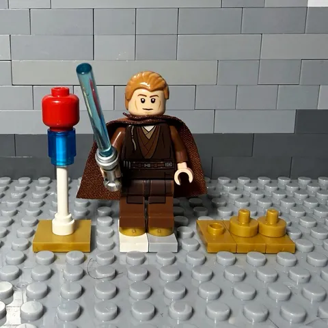LEGO STAR WARS Anakin Skywalker EP II w/ Brown Cape & Blue Lightsaber