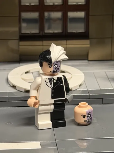 Batman 1 2006 Two-Face Custom Minifigure w alt face Bat004 *hair not included*