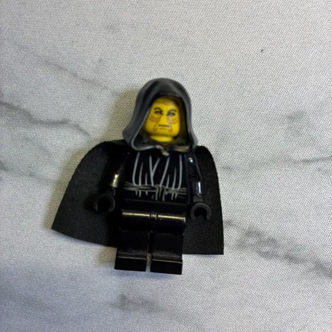 LEGO STAR WARS Emperor Palpatine - Yellow Head, Black Hands sw0066
